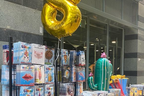 Juhlatarvike myy ilmapalloja Kauppakeskus Lohjantähdessä